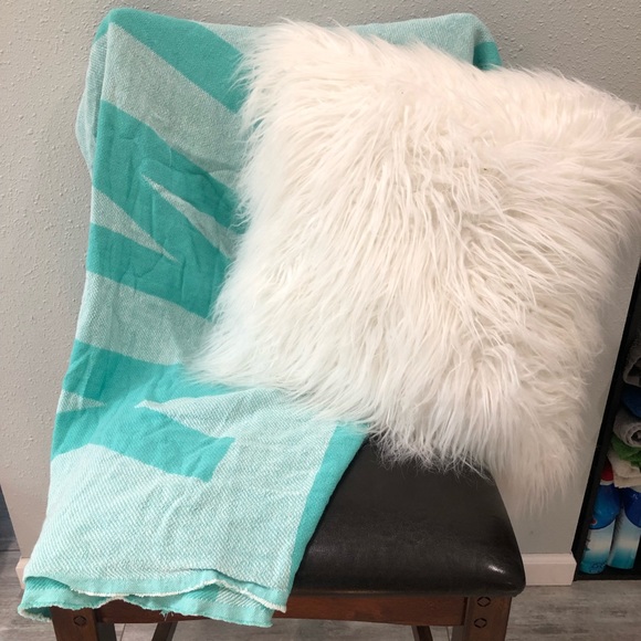 VICTORIA SECRET PINK NWT blanket & white pillow - Picture 4 of 5